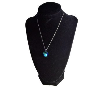 Collier en acier inoxydable avec reflets argentés et teinte verdâtre élégante