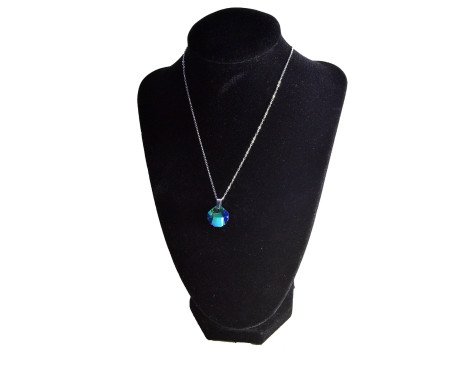 Collier en acier inoxydable avec reflets argentés et teinte verdâtre élégante