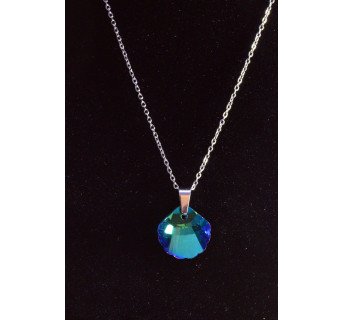 Collier en acier inoxydable avec reflets argentés et teinte verdâtre élégante