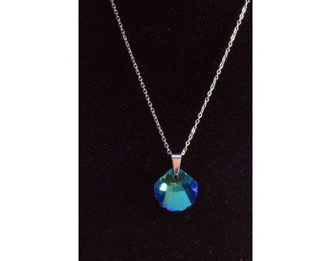Collier en acier inoxydable avec reflets argentés et teinte verdâtre élégante
