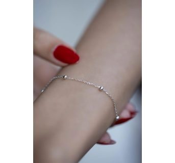 Bracelet chaîne à billes argentées pour femme : Élégance discrète