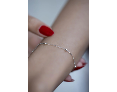 Bracelet chaîne à billes argentées pour femme : Élégance discrète
