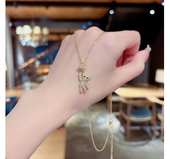 Pendentif Classique en Acier au Titane avec Pierres Précieuses Artificielles Incrustées – Élégance Intemporelle