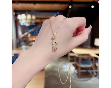Pendentif Classique en Acier au Titane avec Pierres Précieuses Artificielles Incrustées – Élégance Intemporelle