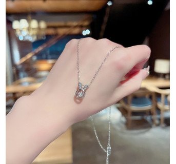 Pendentif Classique en Acier au Titane avec Ours et Pierres Précieuses Artificielles – Élégance et Charme