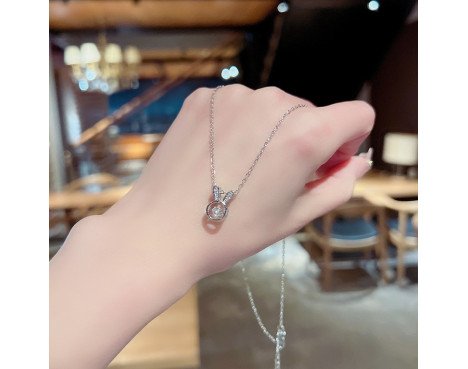 Pendentif Classique en Acier au Titane avec Ours et Pierres Précieuses Artificielles – Élégance et Charme