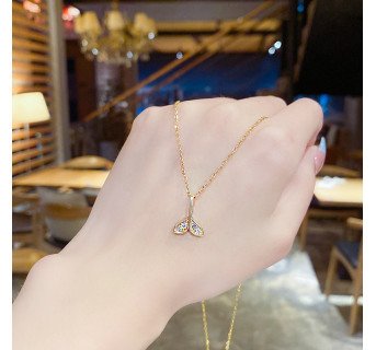 Pendentif Classique en Acier au Titane avec Pierres Précieuses Artificielles Incrustées – Élégance Intemporelle