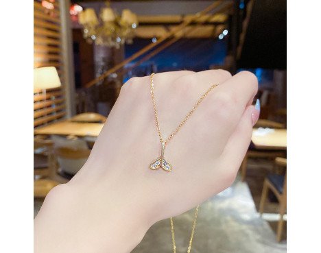 Pendentif Classique en Acier au Titane avec Pierres Précieuses Artificielles Incrustées – Élégance Intemporelle