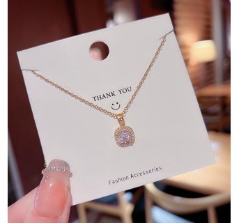 Pendentif Classique en Acier au Titane avec Pierres Précieuses Artificielles Incrustées – Élégance Intemporelle