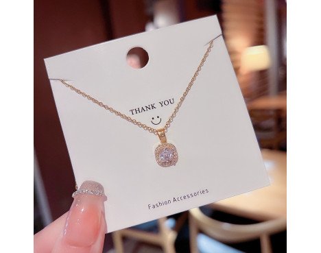 Pendentif Classique en Acier au Titane avec Pierres Précieuses Artificielles Incrustées – Élégance Intemporelle