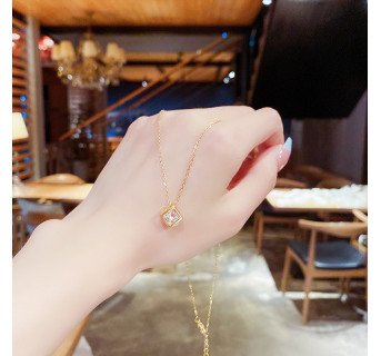 Pendentif Classique en Acier au Titane avec Pierres Précieuses Artificielles Incrustées – Élégance Intemporelle