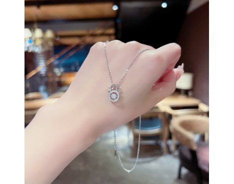 Pendentif Classique en Acier au Titane avec Pierres Précieuses Artificielles Incrustées – Élégance Intemporelle