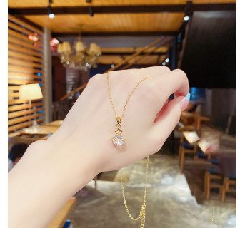 Pendentif Classique en Acier au Titane avec Pierres Précieuses Artificielles Incrustées – Élégance Intemporelle