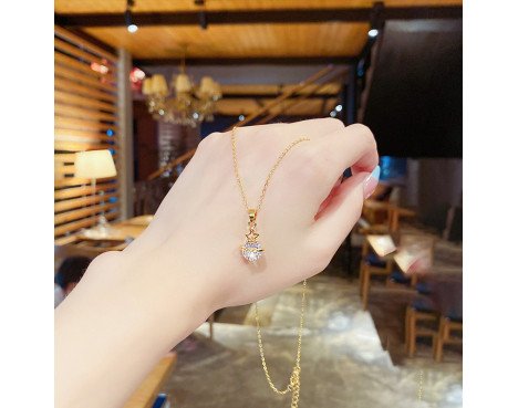 Pendentif Classique en Acier au Titane avec Pierres Précieuses Artificielles Incrustées – Élégance Intemporelle