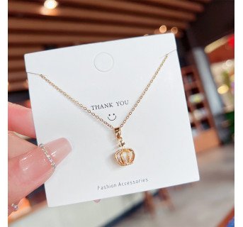 Pendentif Classique en Acier au Titane avec Pierres Précieuses Artificielles Incrustées – Élégance Intemporelle