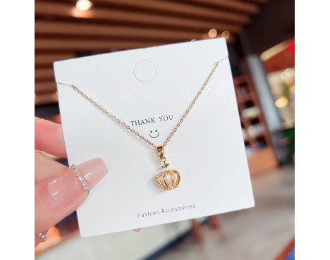Pendentif Classique en Acier au Titane avec Pierres Précieuses Artificielles Incrustées – Élégance Intemporelle