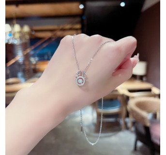Pendentif Classique en Acier au Titane avec Pierres Précieuses Artificielles Incrustées – Élégance Intemporelle